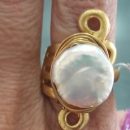 anillo de perla con diseño en oro